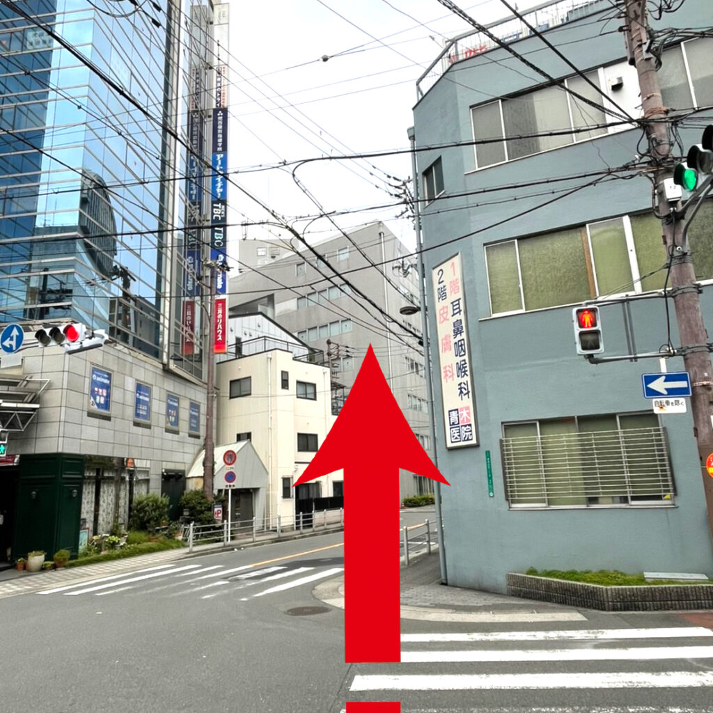 京阪交番前、右：青木医院さんの前を北に直進します